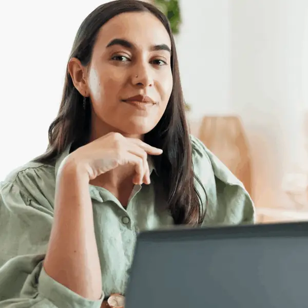 Uśmiechnięta specjalistka beauty przy laptopie